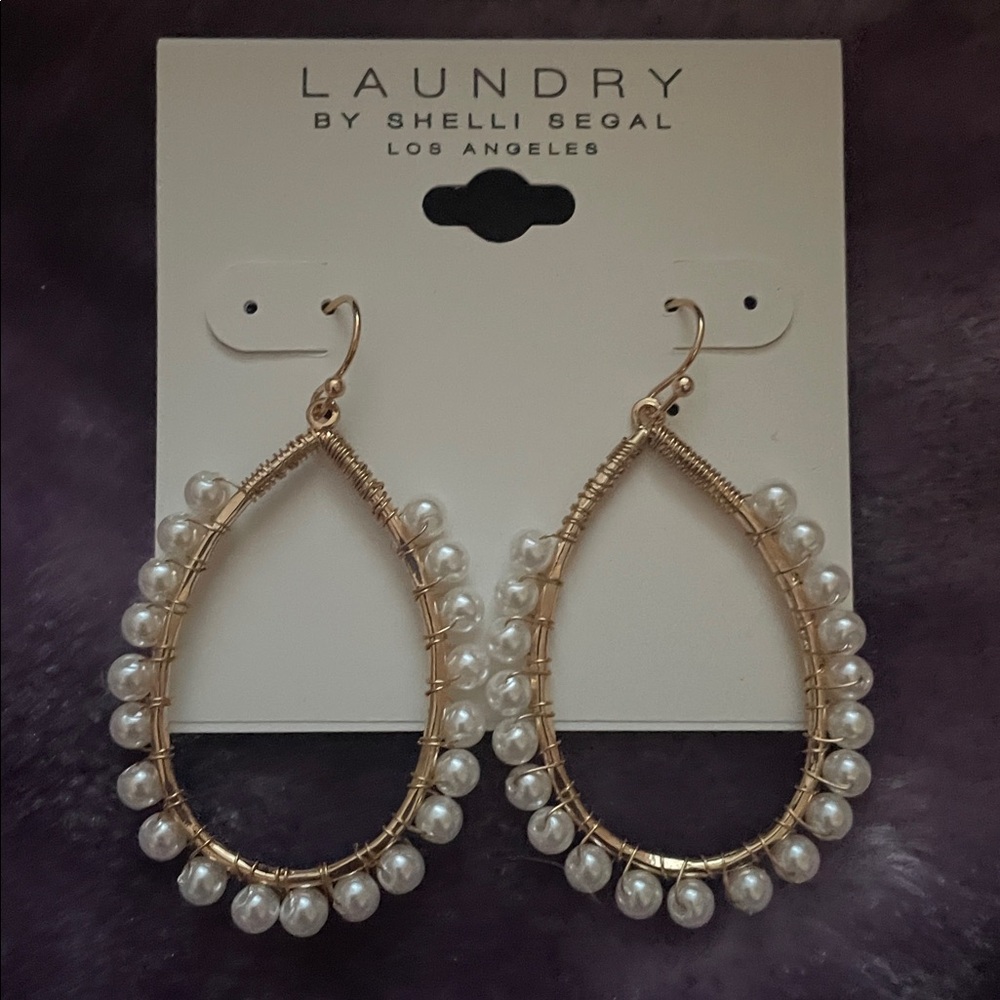 NWT Laundry by Shelli Segal Gold Tone and White Faux Pearl Earrings✨